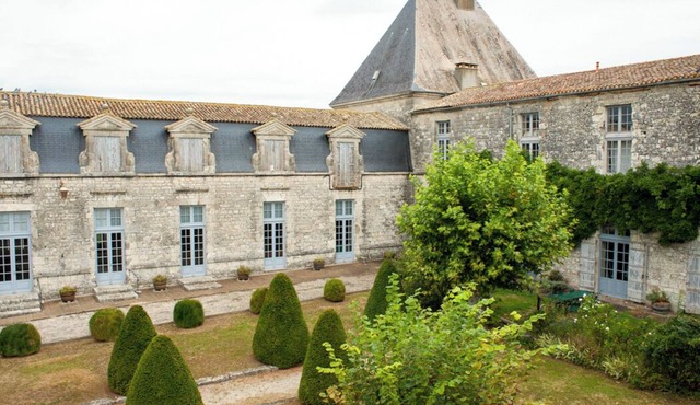 Le Pavillon D’Or - Two Bedroom Apartment, Sleeps 4