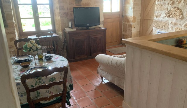 Le Petit Gite au Manoir de Carlucet. Friendly pub/restaurant a short walk.