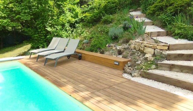 Le Petit Paradis, villa and pool at the foot of the Luberon