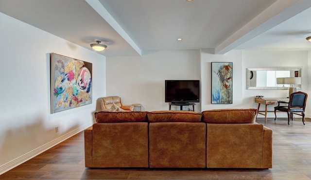 Le penthouse at"Le château"- 2 bedroom condo.