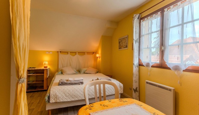 Le Pesquit guest room with shared terrace, communal garden and air conditioning