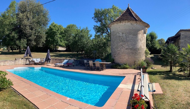 Le Petit Bousquet, studio in beautiful house with pool, sleeps 3