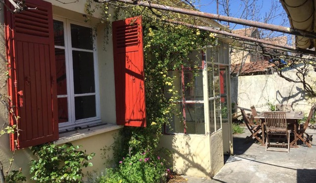 Le petit 45 sous les platanes