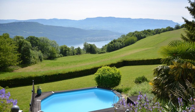 Le petit belvédère: chalet avec piscine & vue lac