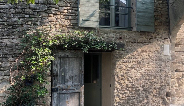 Le Petit Château is a village house in the charming village of Goult.