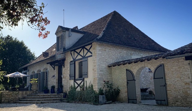 Le Petit Comte' an Oasis of Calm with heated pool and hot tub in 2.5 acres