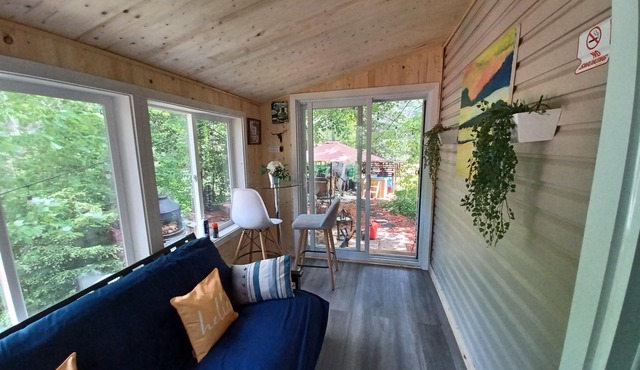 Le petit cottage du grand boisé - with wood-fired outdoor spa.