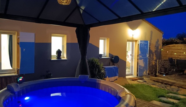 Le Petit Marais – Relaxation for Families with Jacuzzi, Garden, and Air Conditioning