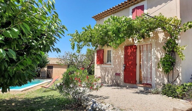 Le Petit Mas, in the heart of the Luberon with private pool, sleeps 2.