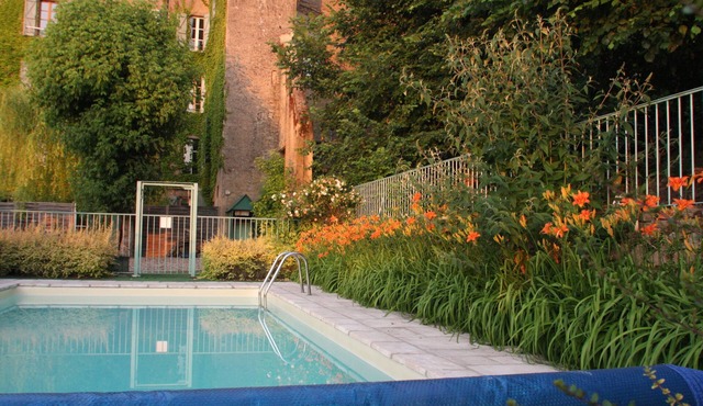 Le Petit Pavillon de La Gaudane with garden and swimming pool in Cordes sur Ciel itself