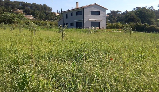 LE PETIT SUD: VILLA 6/8 people with garden, boules court and terrace