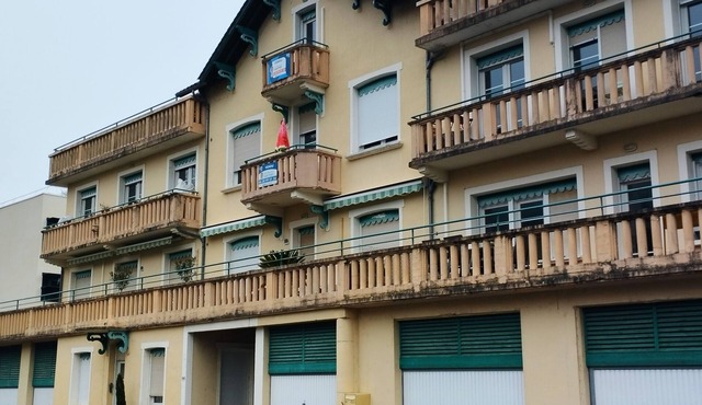Le Petit Valentré Avec sa Superbe vue sur le Célèbre Pont et la Rivière Lot