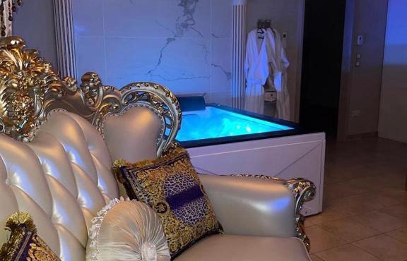 Le Petit Versailles - Love Room Spa