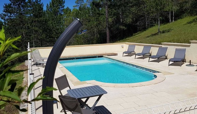 Le Pigeonnier, private heated swimming pool, green setting, fiberglassed accommodation