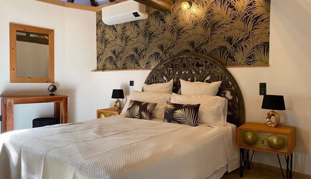 Le Pigeonnier. Private apartment in château grounds, 5 km from historic Vichy