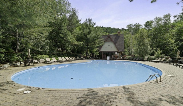 Le Plateau Ski In/Out w/3bdrs w/Pool Access