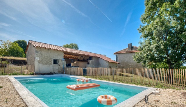 Le Poirier Dordogne – 15 guests, private pool, terrace, charming large gîte in peaceful setting
