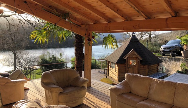 Le Ponton: a bohemian-style waterfront getaway just 1 hour from Lyon.