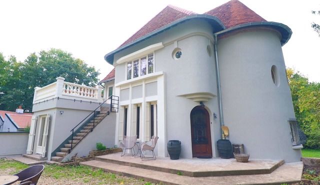 Le Portail 7: House overlooking the Saône river