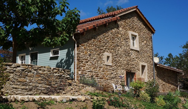Le Poulailler is a comfortable, well equipped and sunny holiday home
