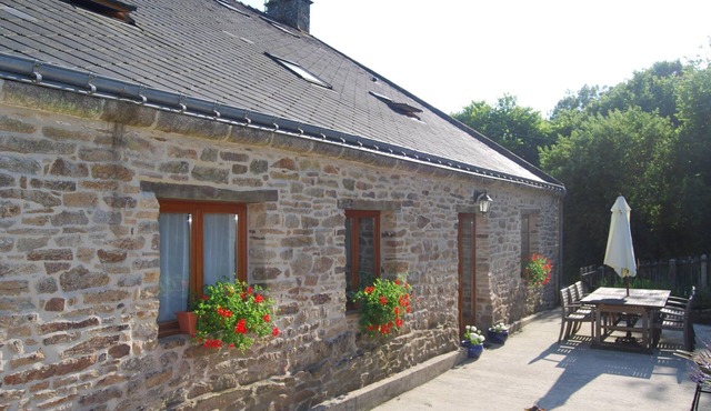 Le Pressoir - Gite with covered pool - St Leon, Languidic, South Brittany
