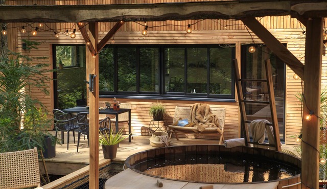 Le Refuge-Log Cabin-Luxury-Mobility bath-Woodland view
