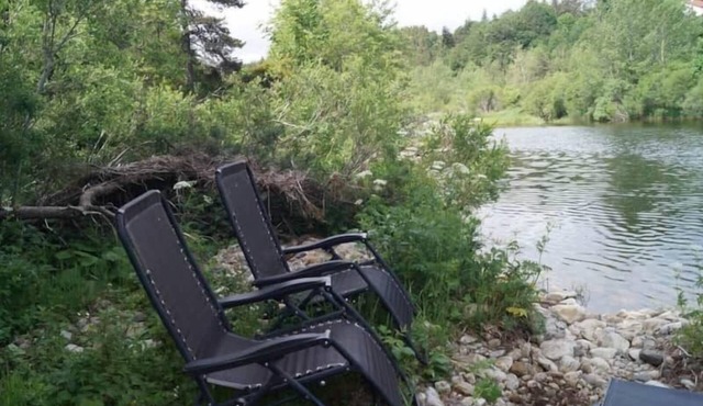 Le Refuge de la Loire opposite the river
