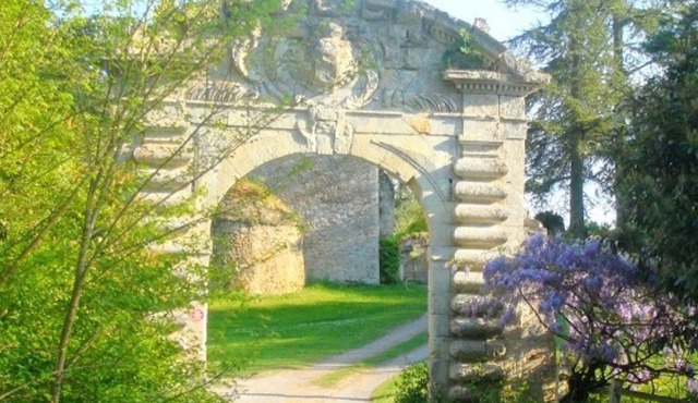 Le Relais de Chasse in a 12th-century Abbey, heated swimming pool.