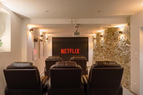 Le Repaire Cinéma - 8 couchages - Cinéma privée et salon de jeux