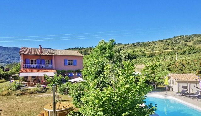 Le Rêve is the place for family, friends, walking and cycling groups for 17 people