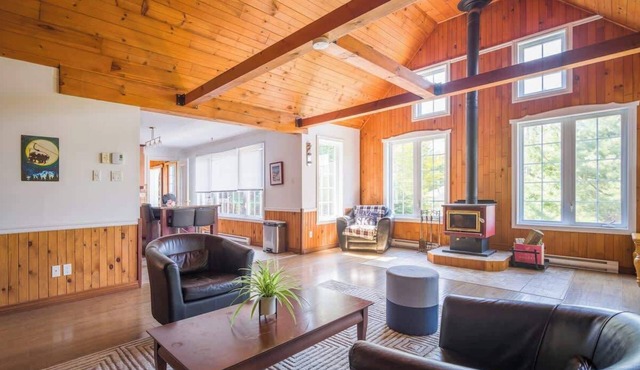 Le Rocher St-Joseph – Lakefront Chalet with Spa,