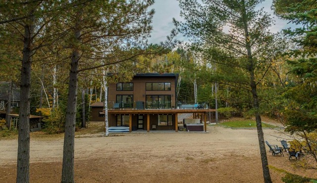 Le Roselin On Lake Ouareau Hot tub & Pool Table