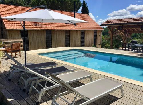 Le séchoir à tabac et sa piscine Les temps des sources