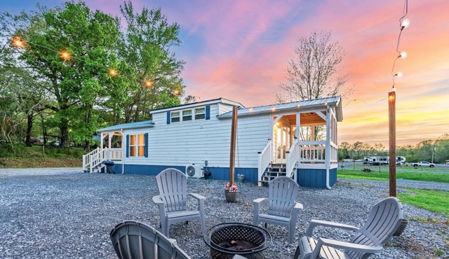 Le Soleil Chalet |Retro-Fabulous Tiny Home Near Lake Guntersville