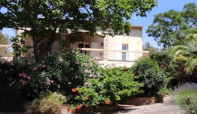 LE TIBERE : Quiet & popular location; Swimming pool, garrigue, Provence.