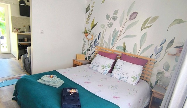 LE TIGÎTE B&B Self-contained suite: private entrance, breakfast, linen, living room, kitchenette