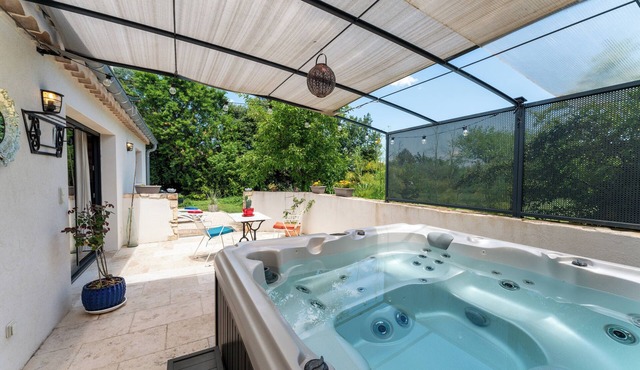 Le Titibu: charming air-conditioned cottage with Spa, Garden, Netflix TV, BBQ, for 2 people