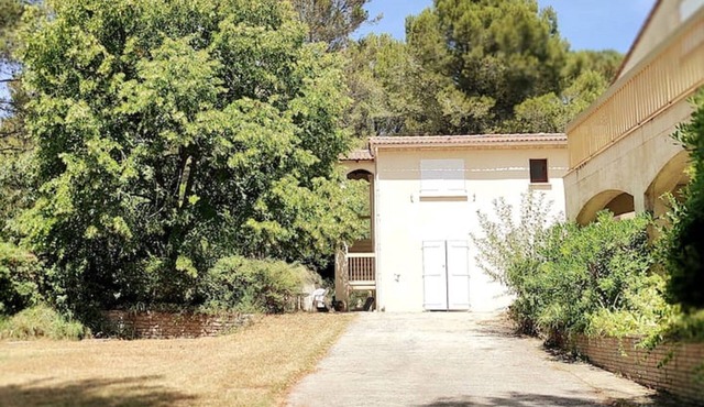 LE TITUS: Quiet & popular place; Swimming pool, scrubland, Provence.