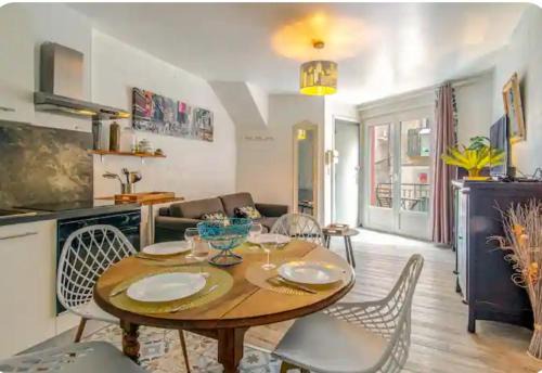 "Le Transversal 1" -Balcon-Garage privé optionnel -Centre historique-Plages à 21km !