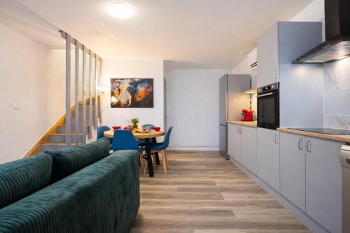 Le Trilou - By BEST KEYS - Triplex 3 Chambres - Lit King Size - Climatisation - Smart TV Canal Plus & Amazon Prime - Cuisine Équipée - Télétravail - Proche Centre & Canal de Bourgogne - Check-in Autonome
