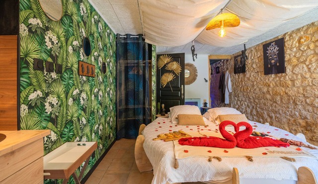 Le Vésuve – Romantic Love Room with private jacuzzi, king-size round bed near Antilles de Jonzac