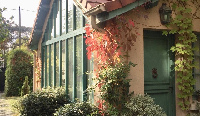 Le VESINET- Paris 2 steps away- LITTLE ARTIST'S HOUSE-ATELIER, charm and greenery.
