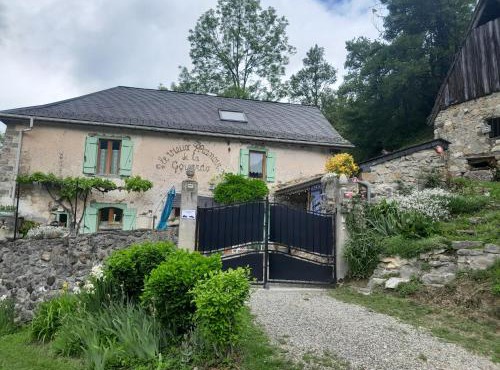 Le vieux vieux manoir de la guardo face au Mont Valier