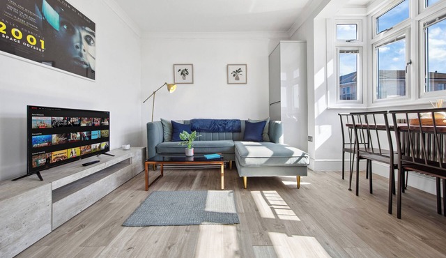 Lea Bridge Residence – Comfort & Cozy Escape