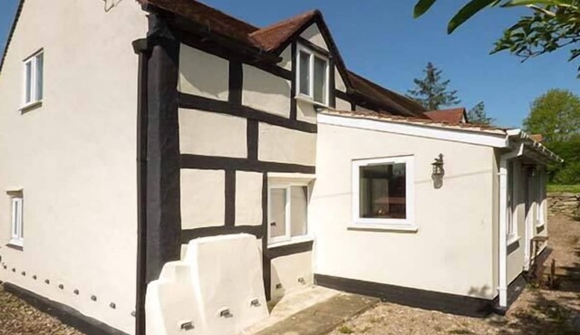 LEA COTTAGE, pet friendly, character holiday cottage in Much Wenlock