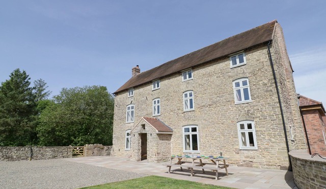 LEA FARM HOUSE, family friendly, with hot tub in Cleobury Mortimer