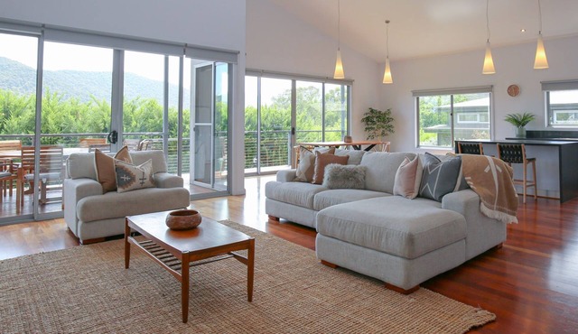 LEADER VIEWS : Bright