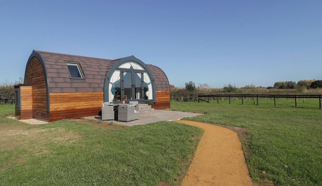 LEADON VIEW WILLOW, pet friendly, with a garden in Newent