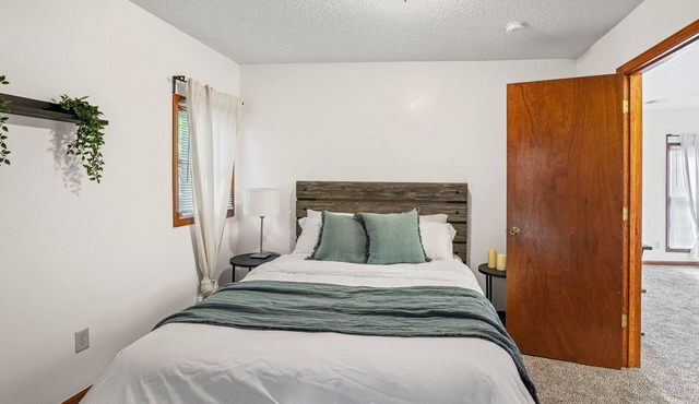 Leaf and Loft ~ Tranquil w/Deck & Large Yard with Wi-Fi with Stunning View