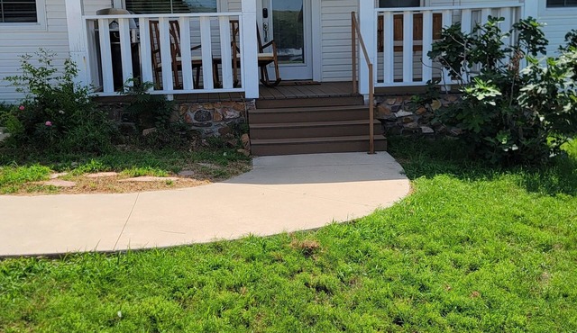 Leaf Cottage: peaceful & pretty family home for 10 with views of Mt Scott!